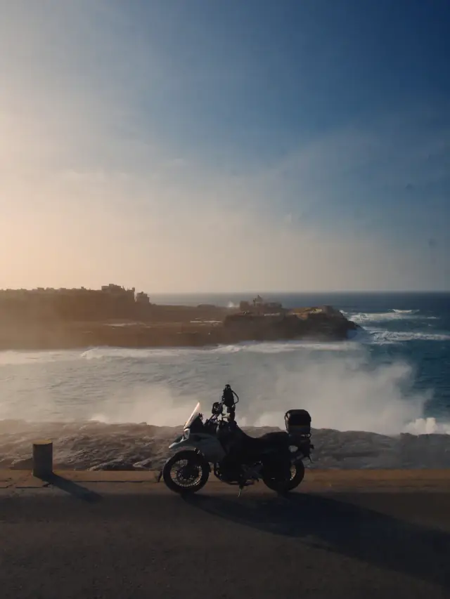 Moto sur la côte atlantique au coucher du soleil