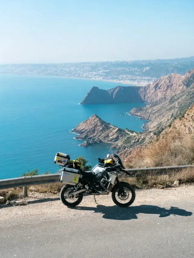 Moto face à la côte méditerranéenne marocaine