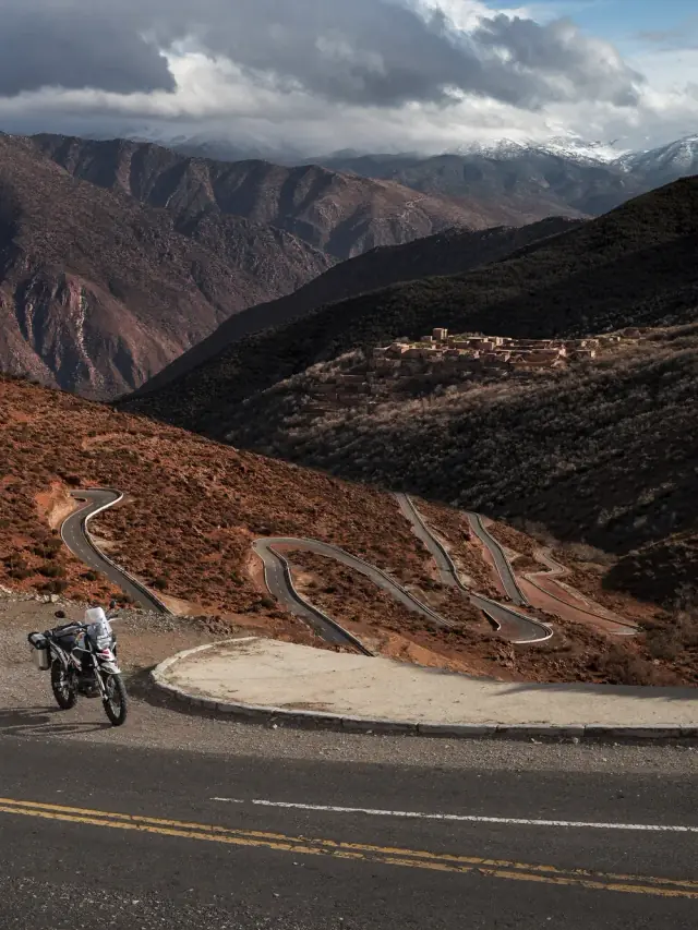 Moto sur une route en lacets dans les montagnes de l'Atlas